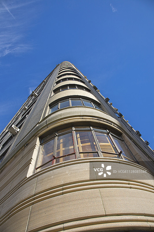 仰望诺曼底公寓楼，位于美国纽约上西区河滨大道140号图片素材