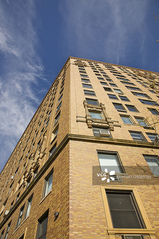仰视纽约上西区河滨大道上的砖砌公寓楼斜角图片素材