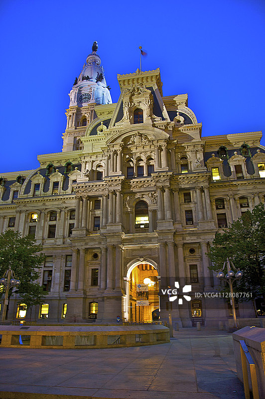 费城市政厅，顶部的威廉·佩恩青铜雕像，费城中心城区，宾夕法尼亚州图片素材