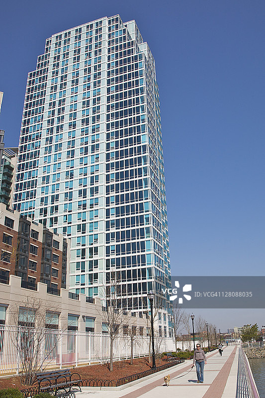 新泽西州纽波特港的海岸线步道和新建住宅楼（2010年3月）图片素材