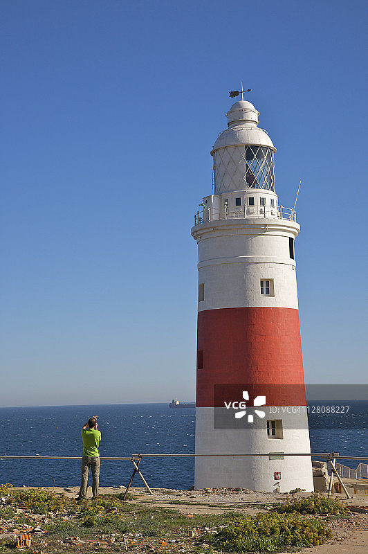 游客在直布罗陀欧洲角拍摄三一灯塔图片素材