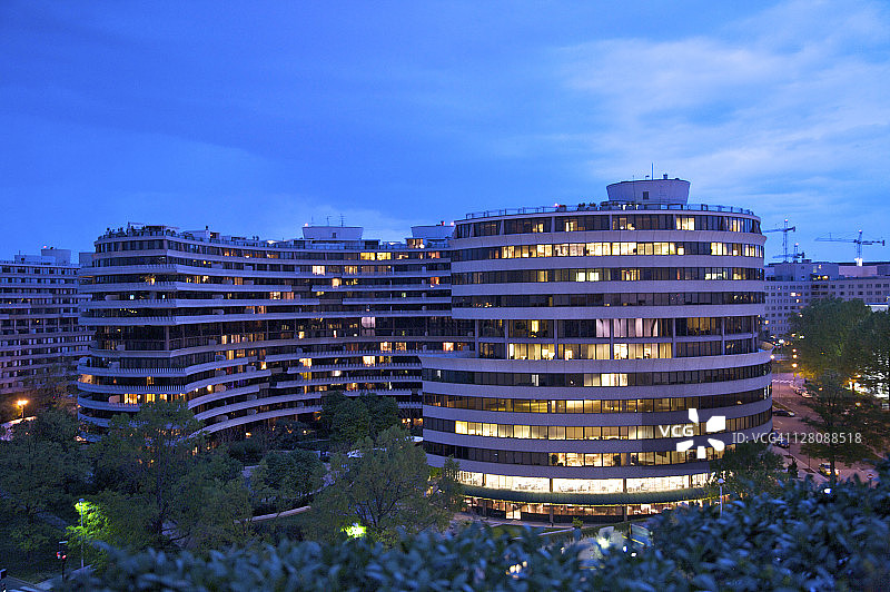 从美国华盛顿特区肯尼迪表演艺术中心屋顶看到的黄昏时分的水门大厦图片素材