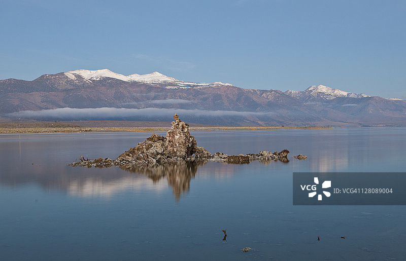 日出前笼罩在薄雾中的莫诺湖凝灰岩图片素材