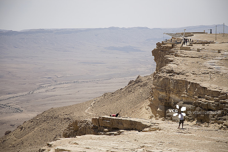 以色列内盖夫拉蒙火山口，拉蒙悬崖上的游客图片素材