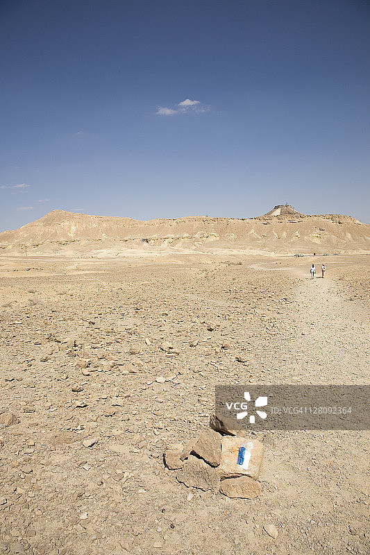 拉蒙火山口的道路标志，以色列内盖夫图片素材