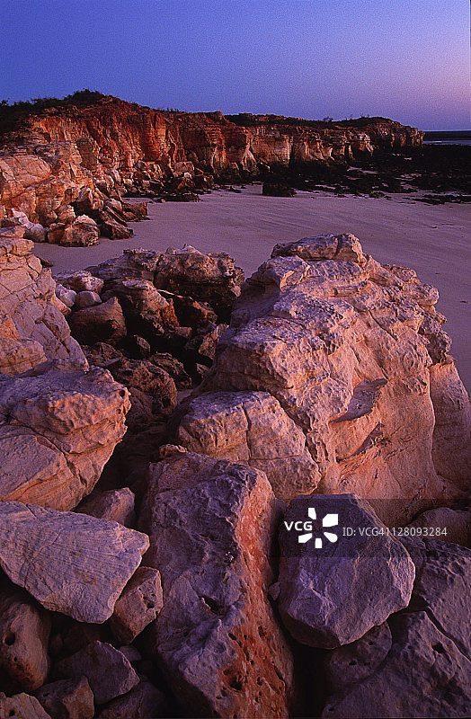 澳大利亚西澳大利亚州金伯利地区莱韦克角海岸线的黎明图片素材