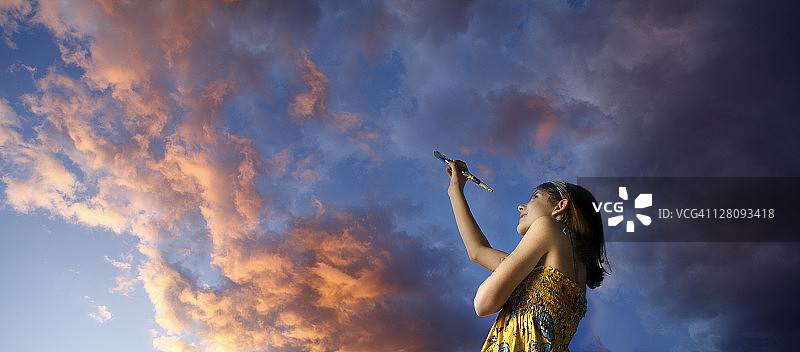 女孩在绘画天空图片素材