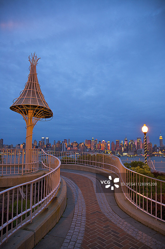 黄昏汉密尔顿公园曼哈顿天际线观景路图片素材