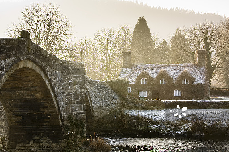 英国北部威尔士Llanrwst Bridge上的著名小屋图片素材
