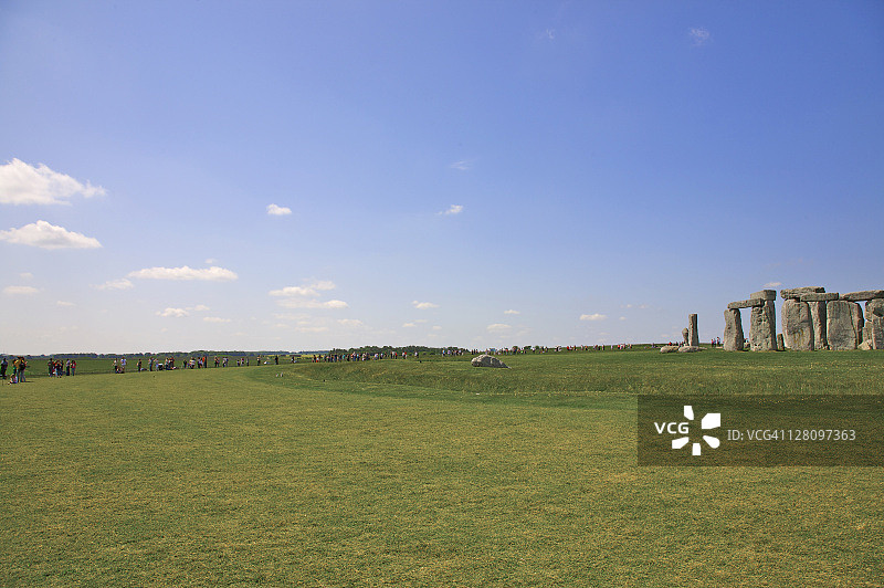 游客环绕着英国索尔兹伯里平原上拥有4000多年历史的巨石阵图片素材