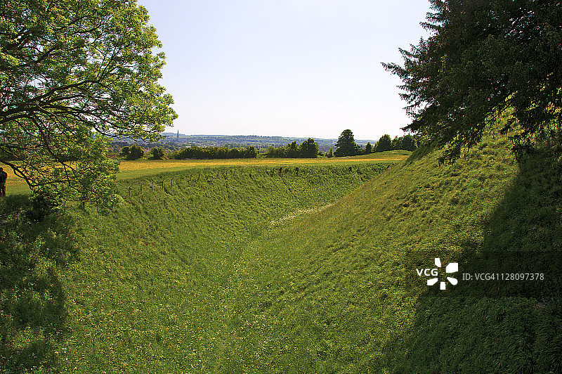 英国索尔兹伯里旧萨鲁姆的护城河遗址图片素材