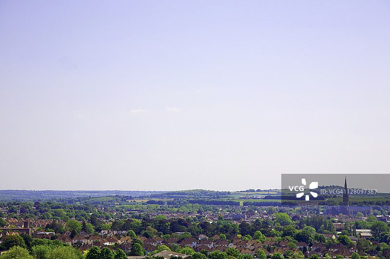 英国索尔兹伯里大教堂的尖塔，在住宅上方图片素材