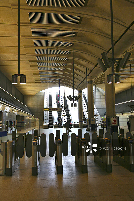 伦敦金丝雀码头地铁站的旋转栅门和自动扶梯图片素材