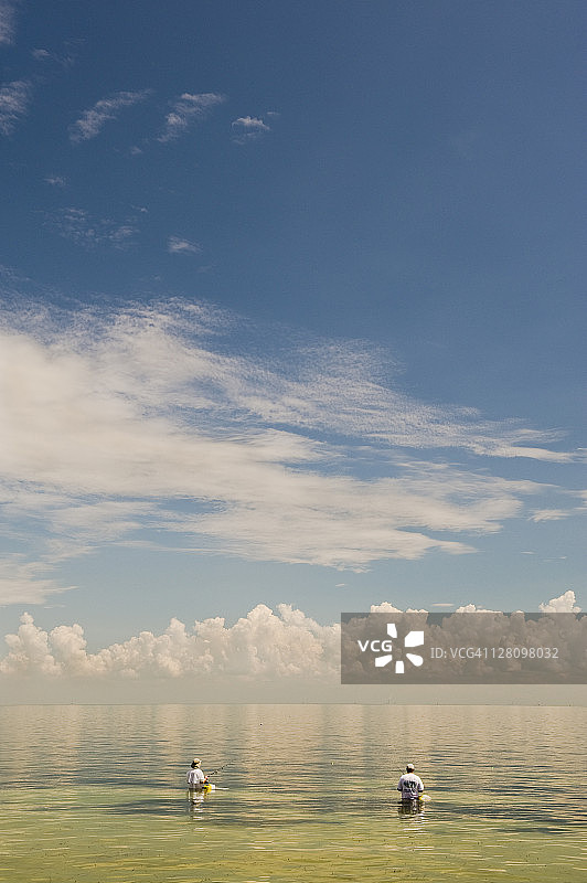 男人们在墨西哥湾坦帕湾海域钓鱼图片素材