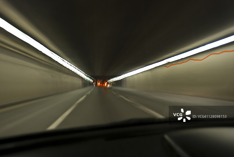 隧道内仪表盘上的路灯图片素材