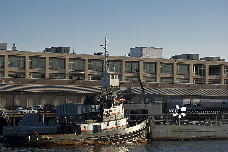 停靠在航运码头旁的拖船，美国马萨诸塞州南波士顿图片素材