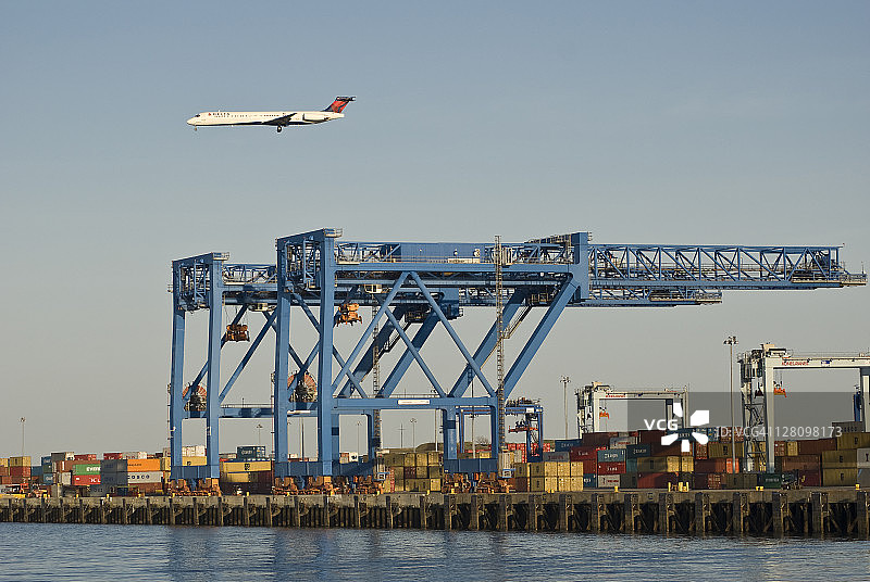 船舶集装箱卸货龙门吊，堆放的集装箱图片素材