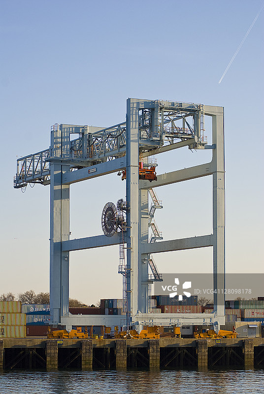 美国波士顿码头上堆叠的集装箱图片素材