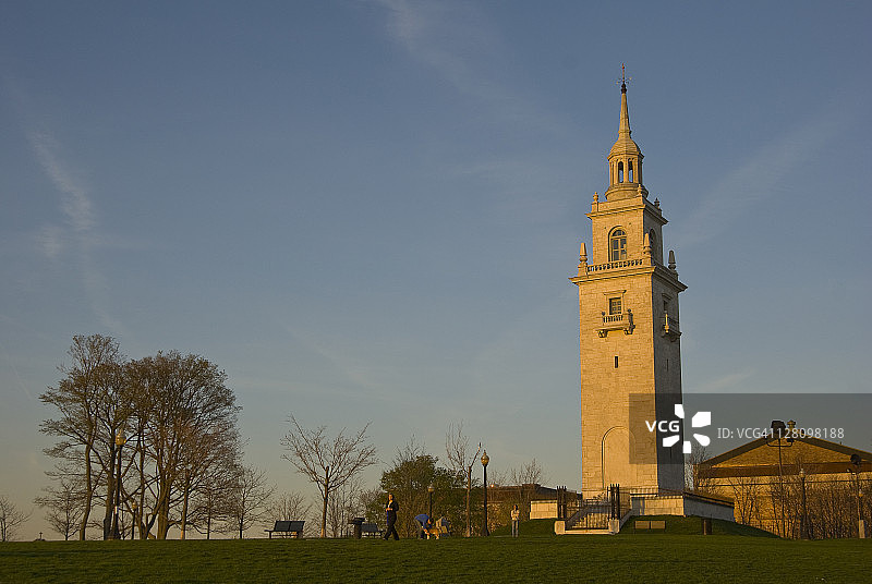 人们在马萨诸塞州南波士顿多切斯特高地享受傍晚的阳光图片素材
