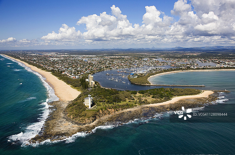 澳大利亚昆士兰州阳光海岸卡特赖特角和穆卢拉巴鸟瞰图图片素材