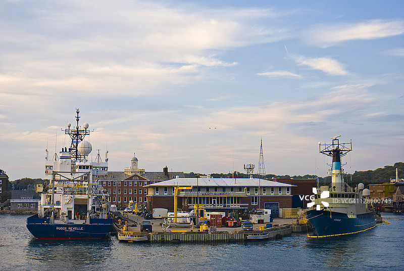 科德角伍兹霍尔港口的海洋调查船图片素材