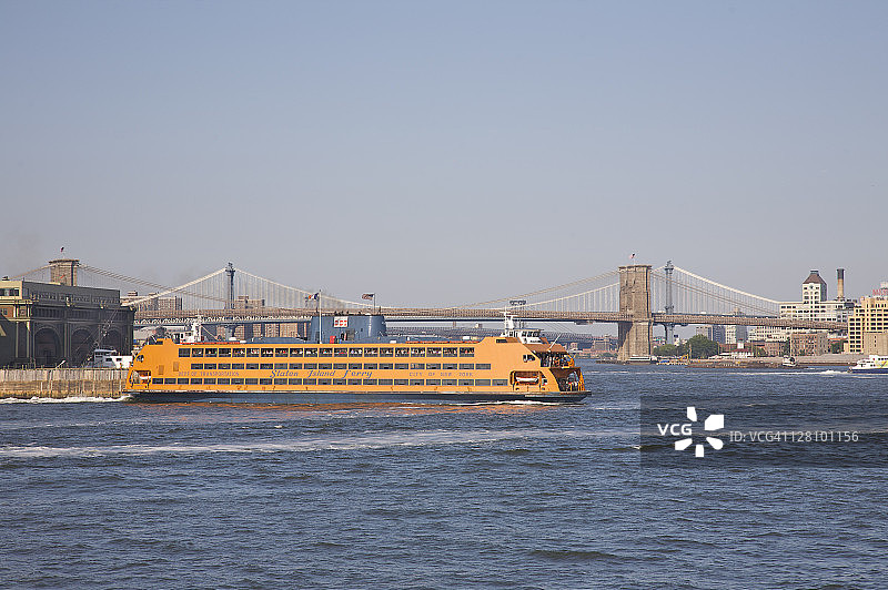 离开纽约曼哈顿下城的斯塔滕岛渡轮图片素材