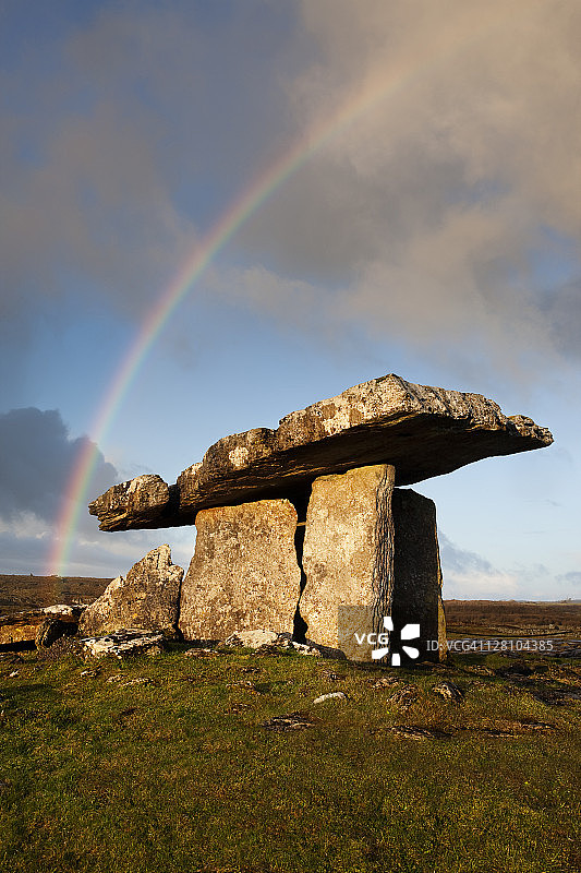 爱尔兰克莱尔郡布伦地区的普尔纳布龙支石墓的黎明彩虹图片素材