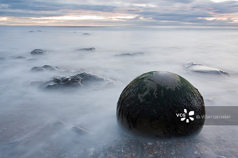 世界著名的摩拉基巨石：近乎球形的岩层，位于新西兰南岛摩拉基和汉普登之间的奥塔哥海岸图片素材