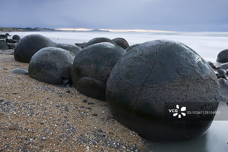 世界著名的摩拉基巨石：近乎球形的岩层，位于新西兰南岛摩拉基和汉普登之间的奥塔哥海岸图片素材