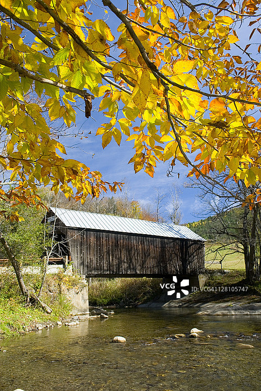 美国佛蒙特州拉金廊桥秋色图片素材