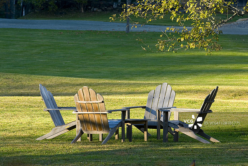 佛蒙特州伍德斯托克枫树下的草坪椅，美国图片素材