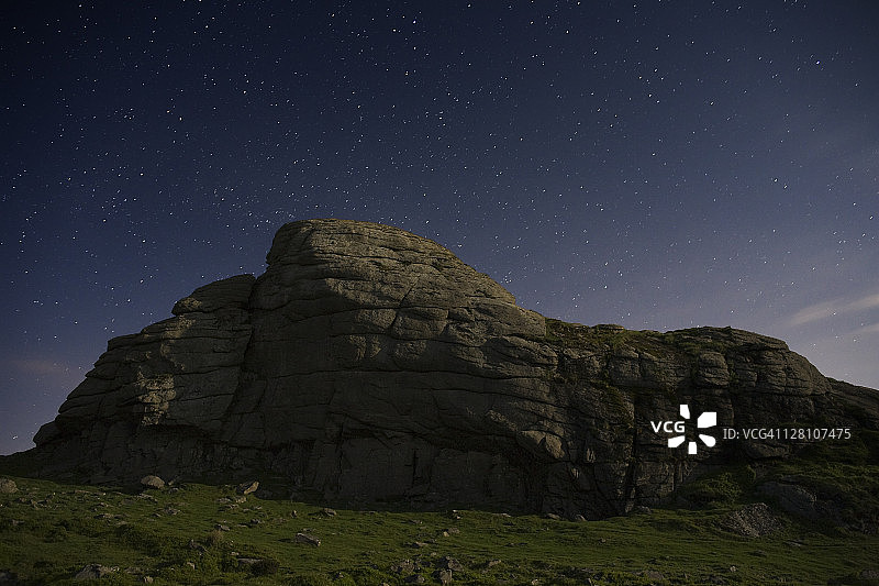 月光下的达特穆尔海托岩石图片素材