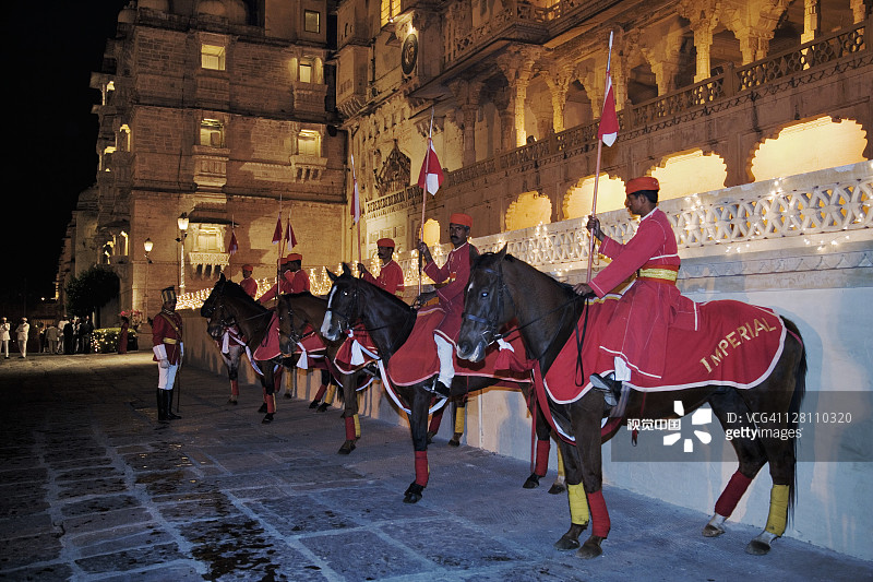 在皇家游行中使用的马瓦里马上的骑手，印度乌代浦图片素材