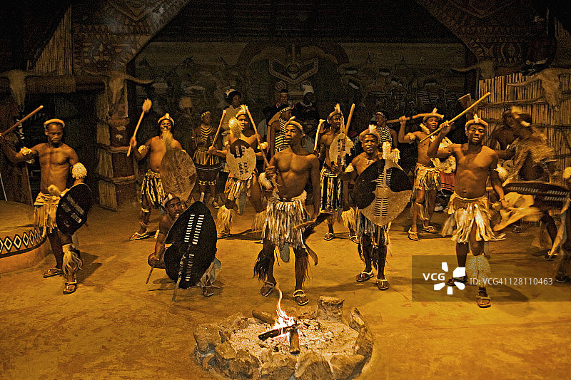莱塞迪文化村的传统非洲舞蹈，南非约翰内斯堡附近图片素材