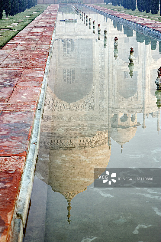 泰姬陵的线性反射池。水池位于陵墓和入口之间，是分为四个部分的莫卧儿花园的一部分。泰姬陵，阿格拉，印度。图片素材