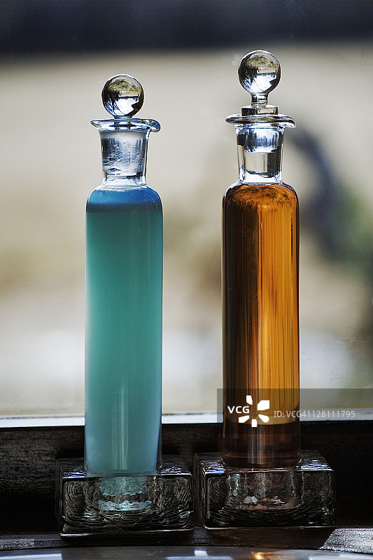 纳米比亚奥康吉马私人禁猎区豪华小屋浴室窗台上的沐浴产品图片素材