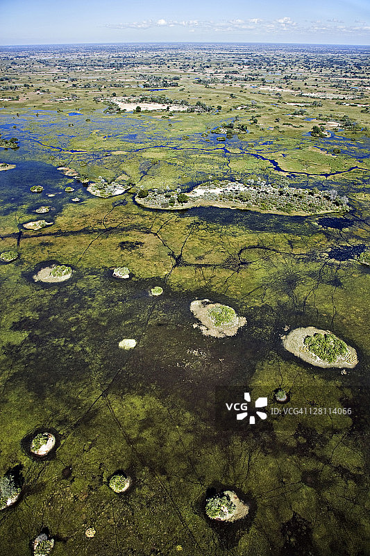 航拍奥卡万戈三角洲岛屿和水道图片素材