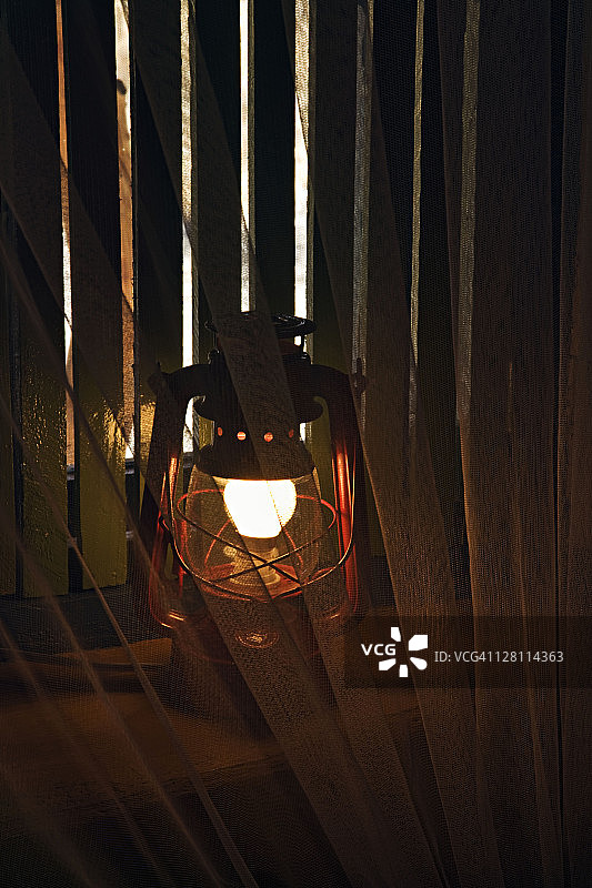 悬挂在窗台灯笼前的蚊帐图片素材