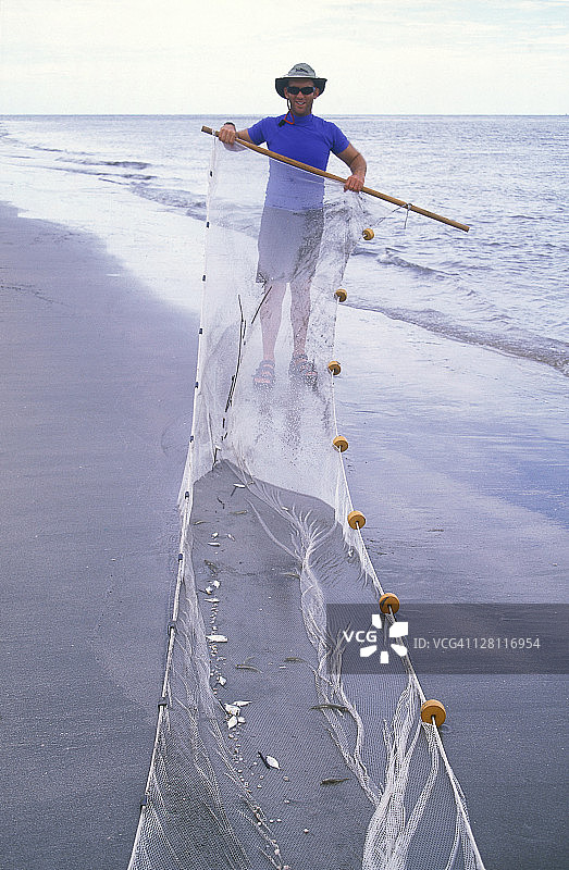 在海布鲁克岛度假村用网捕鱼的博物学家图片素材