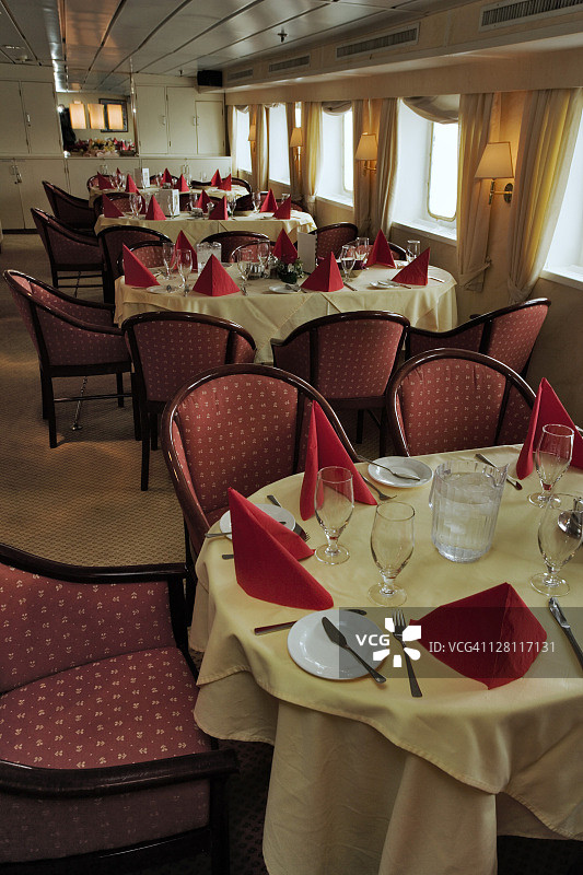 G.A.P探险号MS Explorer游轮餐厅内的餐桌图片素材