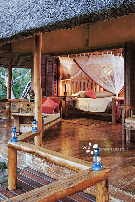 别墅内带装饰蚊帐的木床，位于本格拉旅馆的豪华住宿，莫桑比克图片素材