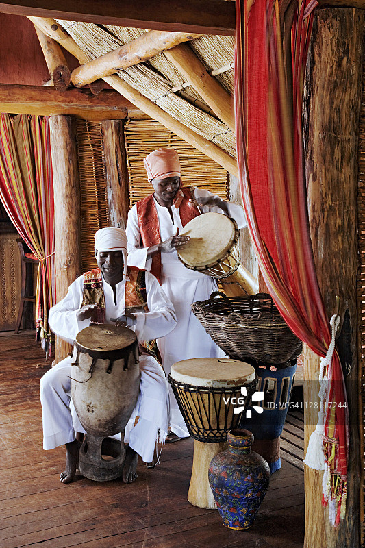 莫桑比克本格拉旅馆豪华餐厅的午间鼓乐表演图片素材