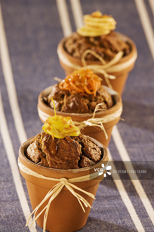 新鲜出炉的全麦健康麦芬（瓦罐)图片素材