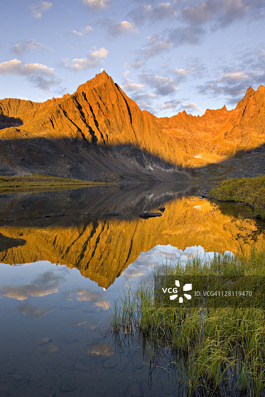 墓碑地区公园灰熊湖中墓碑山脉的倒影，加拿大育空地区图片素材