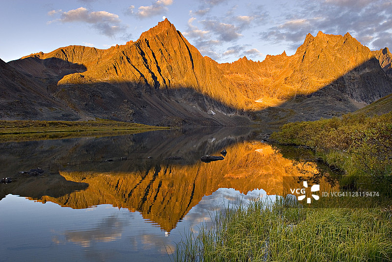 墓碑地区公园灰熊湖中墓碑山脉的倒影，加拿大育空地区图片素材