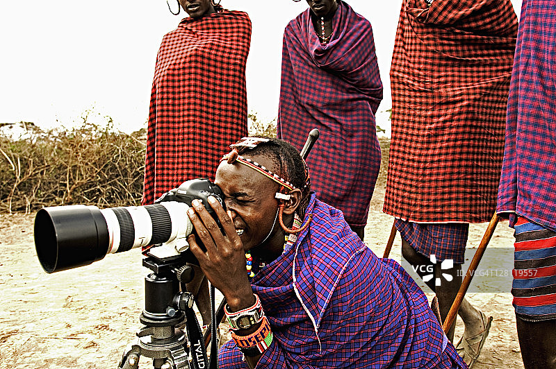 在肯尼亚安博塞利国家公园附近，透过摄影师相机观看的马赛族莫兰战士（约瑟夫·伦蒂塔）图片素材