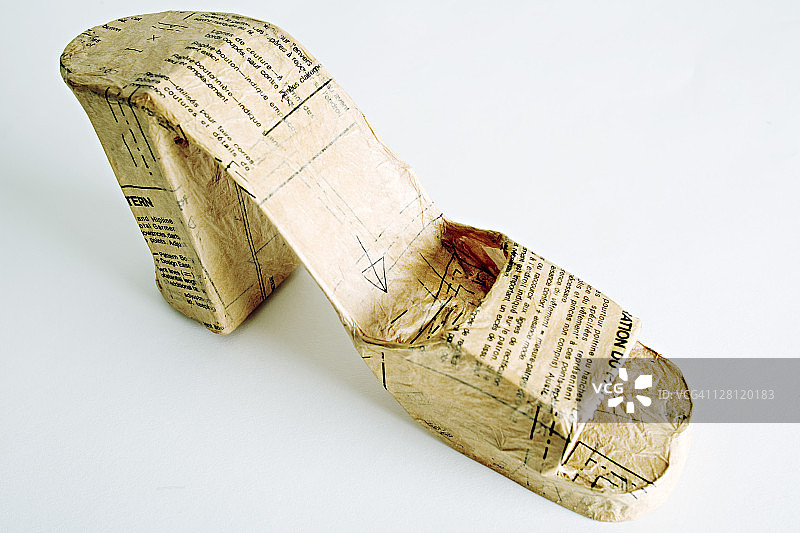 饰有服装图案的厚底鞋：白色背景上的工作室照片图片素材