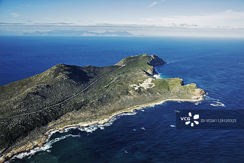 南非好望角自然保护区鸟瞰：大西洋沿岸的壮丽山景图片素材