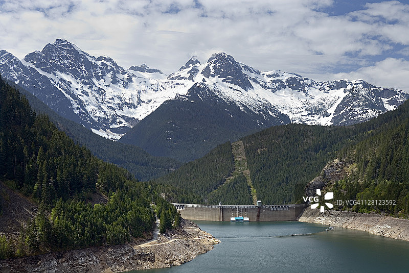 斯卡吉特河上游的罗斯大坝春季泄洪景象（华盛顿北喀斯喀特山脉）图片素材