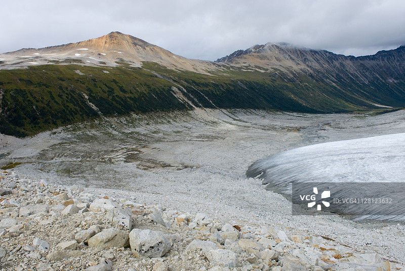 不列颠哥伦比亚省埃塞尔威尔德山和制冰机山海岸山脉的冰川消退后露出的地貌景观图片素材